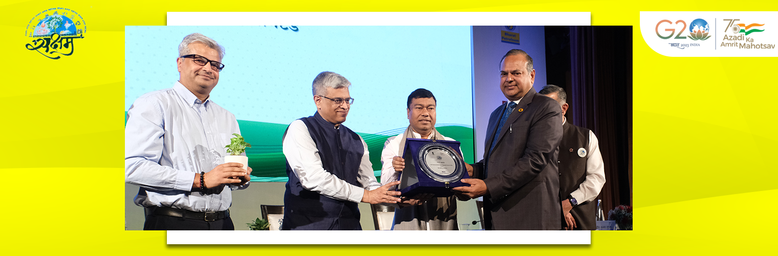 #GAIL CMD Shri Sandeep Kumar Gupta received an award for ‘Significant contribution towards energy conservation & fuel efficiency’ from Hon’ble Minister of State, MoP&NG, Shri Rameshwar Teli, during Sakasham-2023